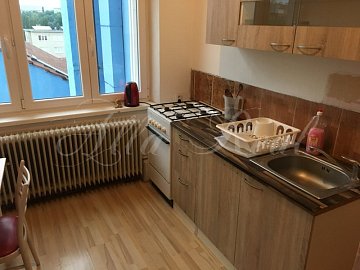 Pronájem bytu 2+1, Brno - Veveří, ul. Štefánikova, ve 4/5 p., CP 69 m2, cihla, po rekonstrukci, neprůchozí pokoje.